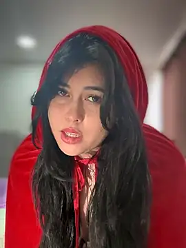 Alyaa s online show from October 31, 6:20 pm