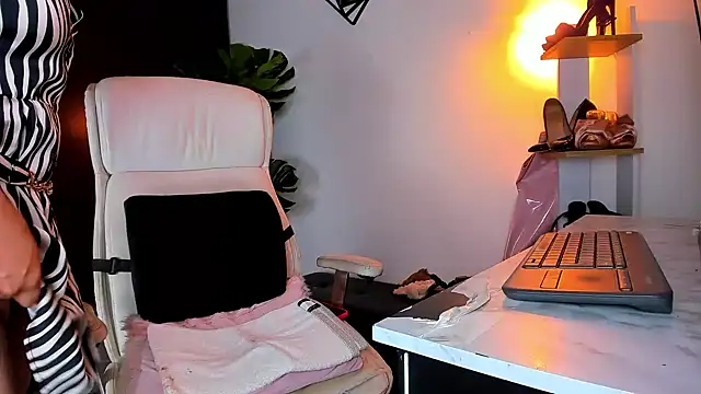 Emmiily 1 online show from January 24, 4:27 am