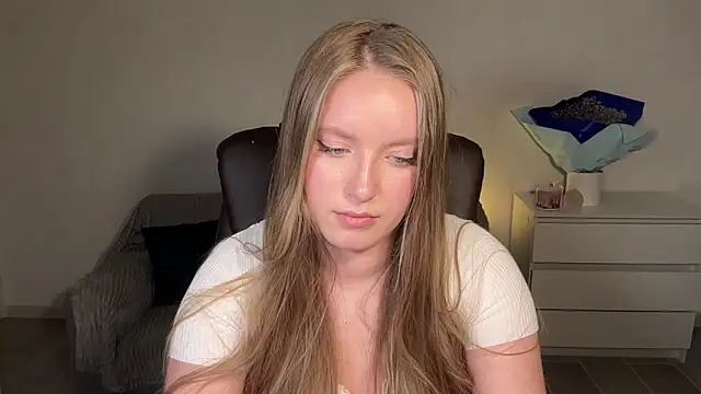 EvaMaddison online show from April 20, 8:43 pm