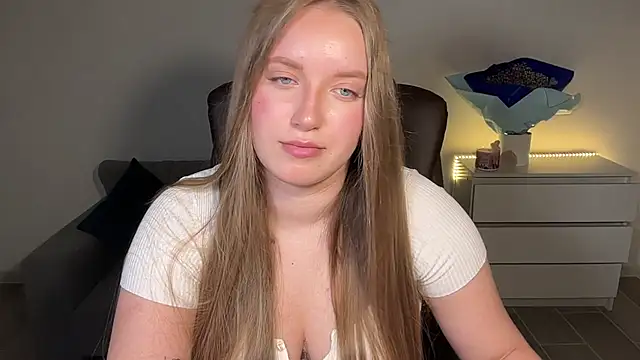 Snapshot of EvaMaddison chatting on June 7, 6:55 pm EvaMaddison online show from June 7, 6:55 pm