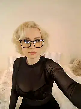 Snapshot of AureliaDoux chatting on February 3, 1:51 pm AureliaDoux online show from February 3, 1:51 pm