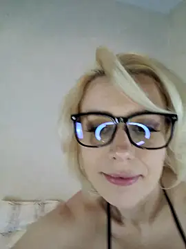 Snapshot of AureliaDoux chatting on February 10, 8:21 pm AureliaDoux online show from February 10, 8:21 pm