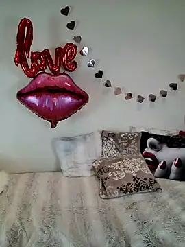 Snapshot of AureliaDoux chatting on February 13, 2:42 pm AureliaDoux online show from February 13, 2:42 pm