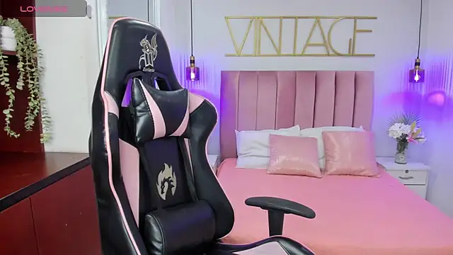 amy-thomson1 online show from September 23, 12:19 pm