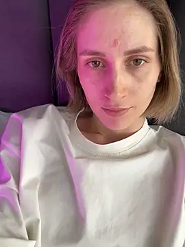 Snapshot of Feral_berry_8133 chatting on February 19, 6:00 am Feral berry 8133 online show from February 19, 6:00 am