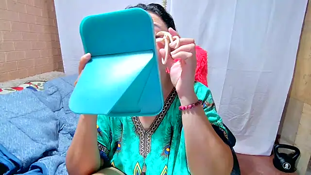 Snapshot of M_e_c_e_l chatting on February 20, 10:59 pm M e c e l online show from February 20, 10:59 pm