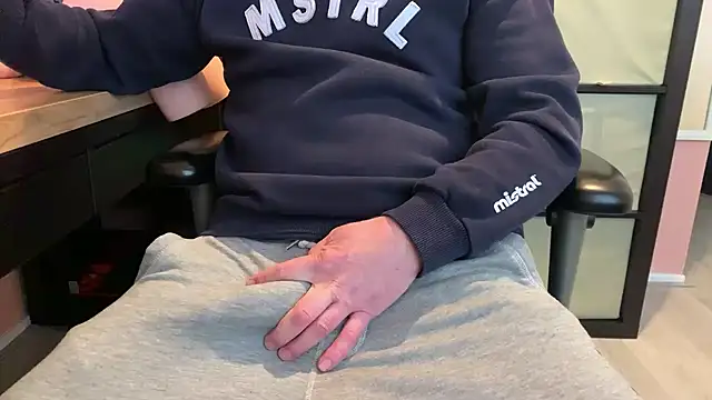 Snapshot of jimmi_xxl chatting on March 25, 8:42 am jimmi xxl online show from March 25, 8:42 am