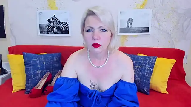 Snapshot of BeautyName chatting on February 9, 8:13 pm BeautyName online show from February 9, 8:13 pm