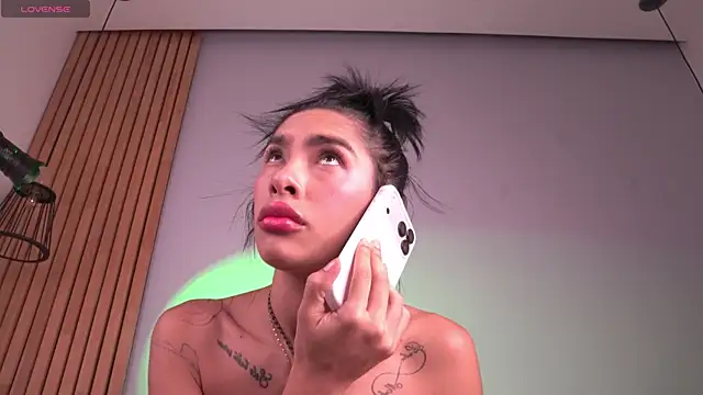 mia-reeves online show from April 18, 6:45 pm