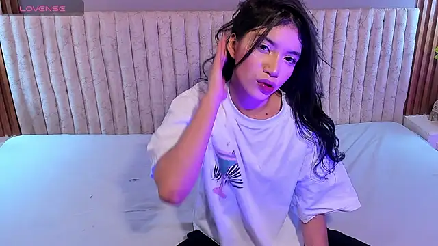 Snapshot of Sweetcristin chatting on April 28, 1:04 am Sweetcristin online show from April 28, 1:04 am