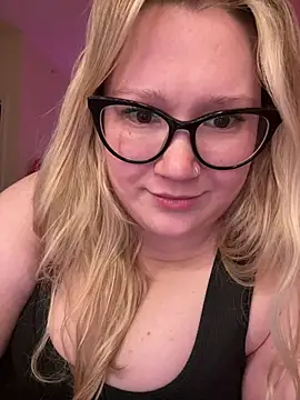 Snapshot of PiggyRose chatting on March 23, 5:00 am PiggyRose online show from March 23, 5:00 am