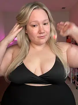 Snapshot of PiggyRose chatting on September 12, 12:22 am PiggyRose online show from September 12, 12:22 am