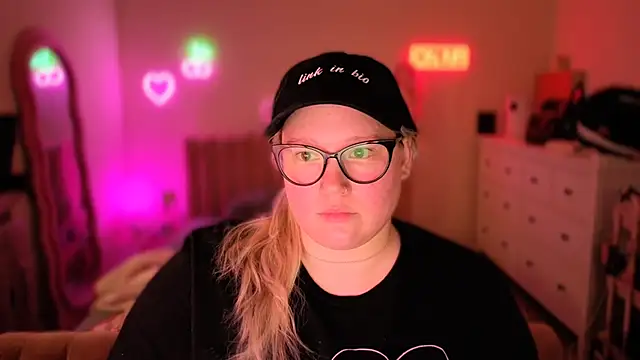 Snapshot of PiggyRose chatting on October 18, 12:02 am PiggyRose online show from October 18, 12:02 am