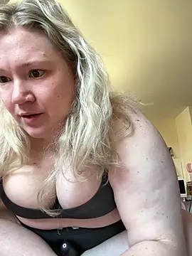 PiggyRose online show from April 18, 3:49 pm