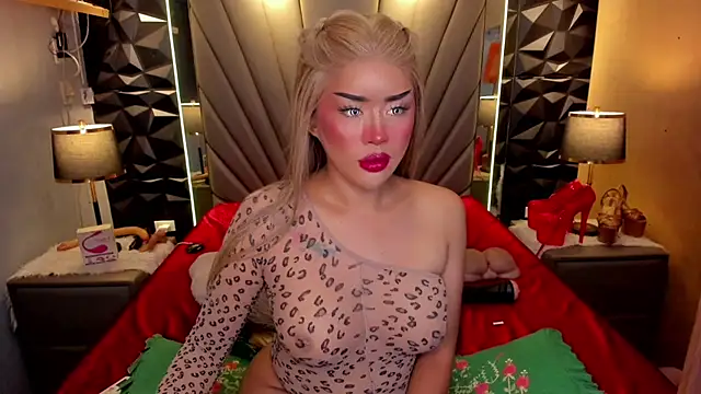 Snapshot of QuiinMollyXxX chatting on September 12, 4:07 pm QuiinMollyXxX online show from September 12, 4:07 pm