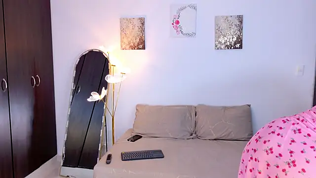 SarahCinnamon- online show from April 21, 8:34 pm