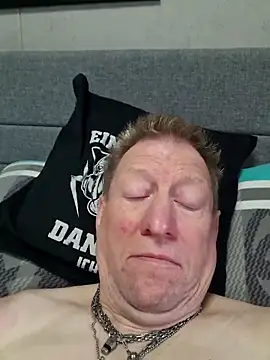 tomtom111111 online show from April 3, 2:04 pm