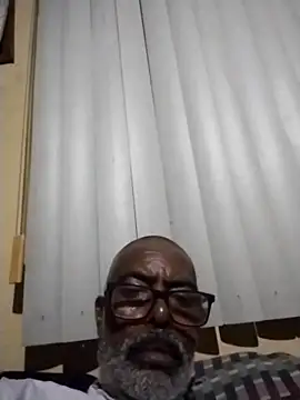 Snapshot of Thadew chatting on December 18, 1:55 am Thadew online show from December 18, 1:55 am