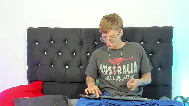 Snapshot of A_sexy_couple__ chatting on October 5, 1:59 am A sexy couple   online show from October 5, 1:59 am