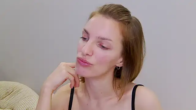 Snapshot of Beauty_Alex chatting on December 30, 1:37 am Beauty Alex online show from December 30, 1:37 am