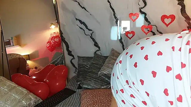 Snapshot of Madissononee chatting on February 15, 8:33 am Madissononee online show from February 15, 8:33 am