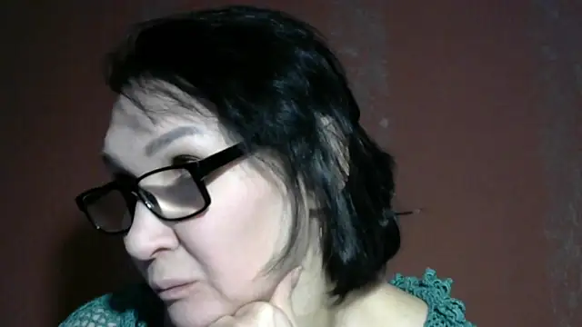 PrettyAndWild online show from April 25, 2:25 pm