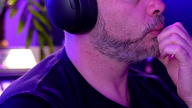 Sanders White online show from September 24, 11:30 pm