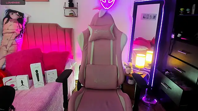 Snapshot of lilly_sweett chatting on January 13, 6:06 am lilly sweett online show from January 13, 6:06 am