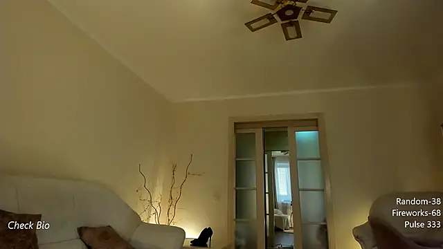 Snapshot of Butterfly-_ chatting on March 17, 3:57 am Butterfly- online show from March 17, 3:57 am