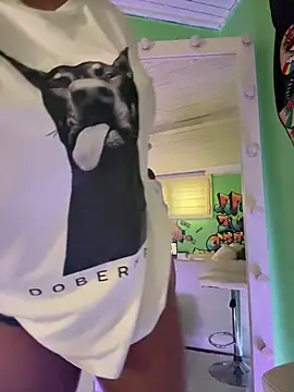 Snapshot of TamaraSavage chatting on April 1, 9:32 am TamaraSavage online show from April 1, 9:32 am