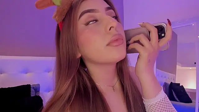 Snapshot of MaddyyLennon chatting on December 23, 3:01 pm MaddyyLennon online show from December 23, 3:01 pm