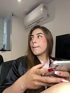 Snapshot of MaddyyLennon chatting on January 7, 4:59 pm MaddyyLennon online show from January 7, 4:59 pm