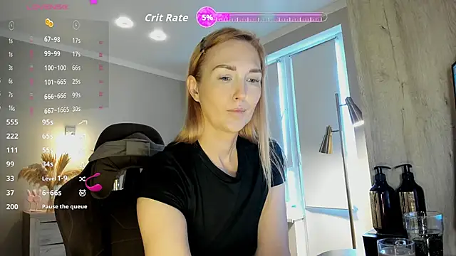 Snapshot of HotyPlays chatting on April 25, 12:30 pm HotyPlays online show from April 25, 12:30 pm