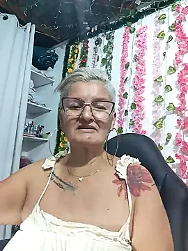 Snapshot of bety-cum2 chatting on January 11, 8:43 pm bety-cum2 online show from January 11, 8:43 pm