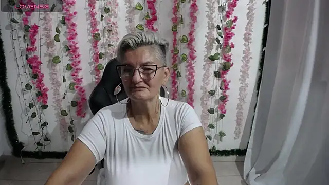 Snapshot of bety-cum2 chatting on February 6, 7:40 pm bety-cum2 online show from February 6, 7:40 pm