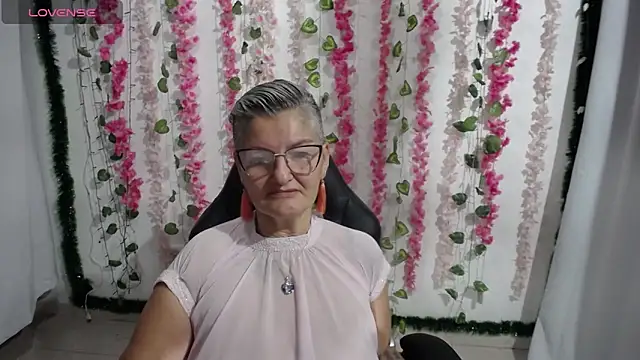 Snapshot of bety-cum2 chatting on February 7, 11:12 am bety-cum2 online show from February 7, 11:12 am