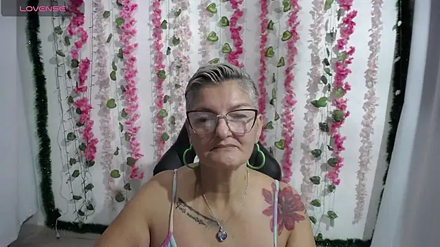 Snapshot of bety-cum2 chatting on February 8, 8:31 am bety-cum2 online show from February 8, 8:31 am