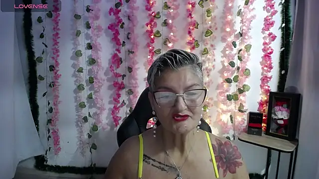 Snapshot of bety-cum2 chatting on February 12, 1:06 pm bety-cum2 online show from February 12, 1:06 pm