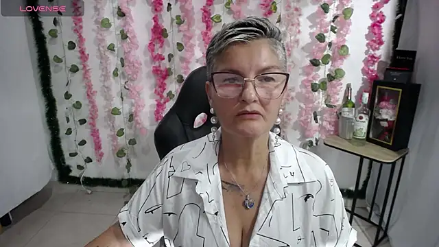 Snapshot of bety-cum2 chatting on February 13, 10:54 pm bety-cum2 online show from February 13, 10:54 pm