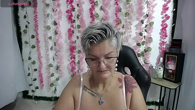 Snapshot of bety-cum2 chatting on February 14, 9:24 am bety-cum2 online show from February 14, 9:24 am