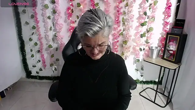 Snapshot of bety-cum2 chatting on February 15, 11:50 am bety-cum2 online show from February 15, 11:50 am