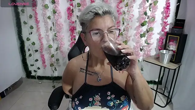 Snapshot of bety-cum2 chatting on February 15, 8:22 pm bety-cum2 online show from February 15, 8:22 pm