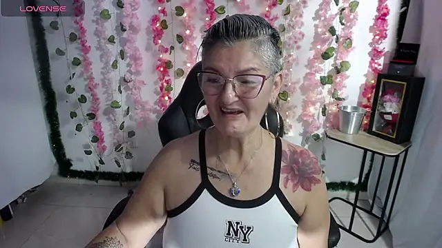 Snapshot of bety-cum2 chatting on February 16, 4:32 pm bety-cum2 online show from February 16, 4:32 pm