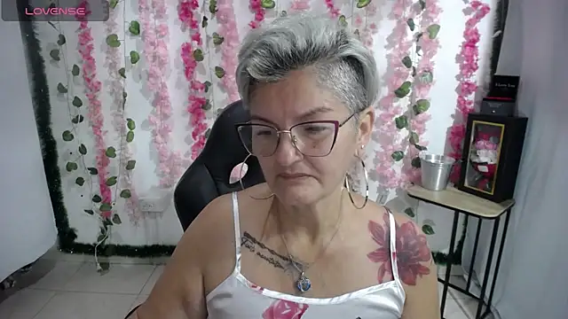 Snapshot of bety-cum2 chatting on February 18, 8:27 am bety-cum2 online show from February 18, 8:27 am