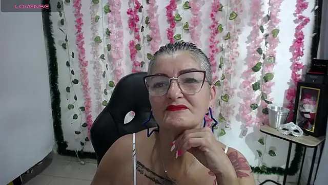 Snapshot of bety-cum2 chatting on February 20, 9:11 am bety-cum2 online show from February 20, 9:11 am