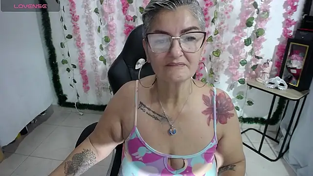 Snapshot of bety-cum2 chatting on February 22, 8:40 am bety-cum2 online show from February 22, 8:40 am