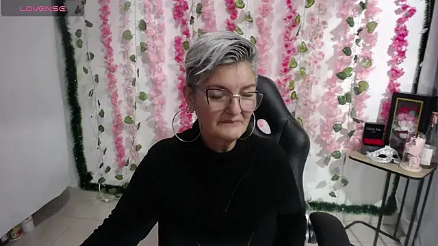 Snapshot of bety-cum2 chatting on March 2, 9:10 am bety-cum2 online show from March 2, 9:10 am