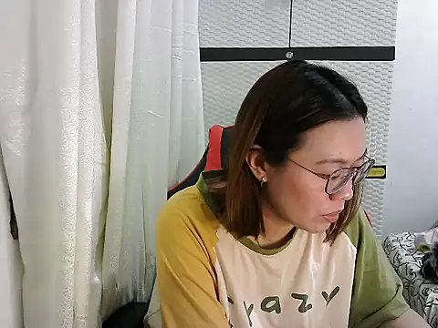 Snapshot of crizzybel chatting on March 11, 11:23 am crizzybel online show from March 11, 11:23 am