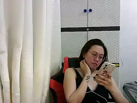 Snapshot of crizzybel chatting on March 17, 5:49 pm crizzybel online show from March 17, 5:49 pm