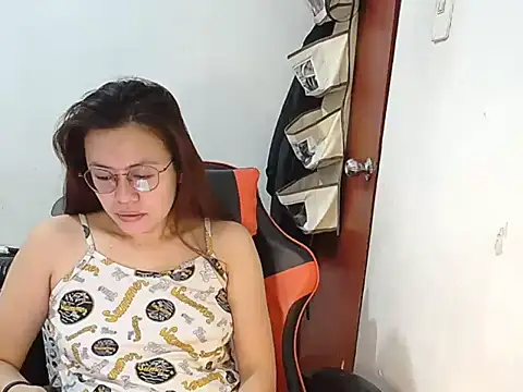 Snapshot of crizzybel chatting on May 17, 10:17 pm crizzybel online show from May 17, 10:17 pm
